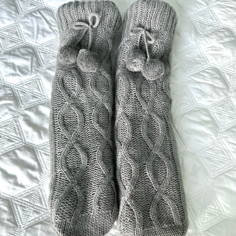 Muk Luks Cable Knit Slipper Socks Gray L/XL – Warm & Cozy